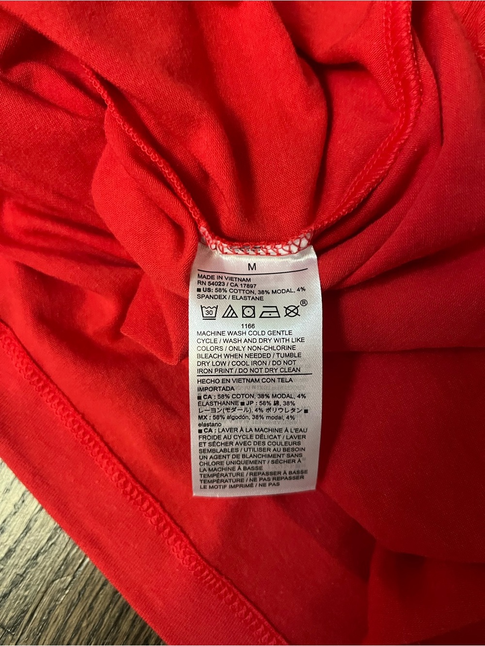 Banana Republic Short-Sleeve Timeless Tee - Red NWT size medium - Picture 4 of 4